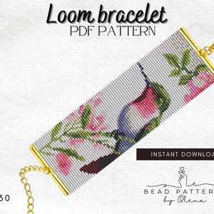 K&ouml;nnte beinhalten: Ein Webarmband-Muster mit einem Kolibri mit rosa, blauen und gr&uuml;nen Akzenten, umgeben von Blumen. Das Muster ist auf wei&szlig;em Hintergrund mit dem Text "Loom bracelet PDF PATTERN" und "INSTANT DOWNLOAD" gedruckt.