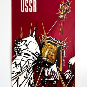 Könnte beinhalten: Vintage Air France-Poster mit rotem Hintergrund und dem Wort "UdSSR" in Weiß. Das Poster zeigt eine stilisierte Illustration eines Raumschiffs und das Air France-Logo. Das Kunstwerk ist in Gold-, Schwarz- und Weißtönen gehalten.