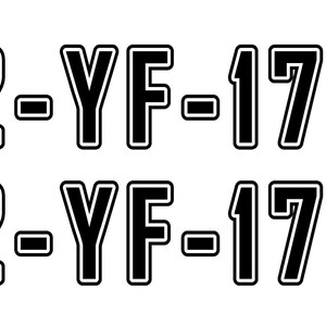 Könnte beinhalten: Zwei identische Textzeilen mit der alphanumerischen Sequenz 2-YF-179. Jedes Zeichen ist in einer fetten, schwarzen Blockschrift mit einer deutlichen weißen Umrandung dargestellt, was ein kontrastreiches Grafikdesign auf weißem Grund ergibt.