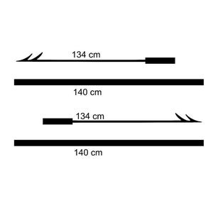 Könnte beinhalten: Eine schwarze grafische Darstellung mit zwei harpunenartigen Speeren und zwei geraden Stangen. Die Speere sind mit 134 cm und die geraden Stangen mit 140 cm beschriftet. Das Design zeigt scharfe Spitzen an den Speeren und rechteckige Griffe.