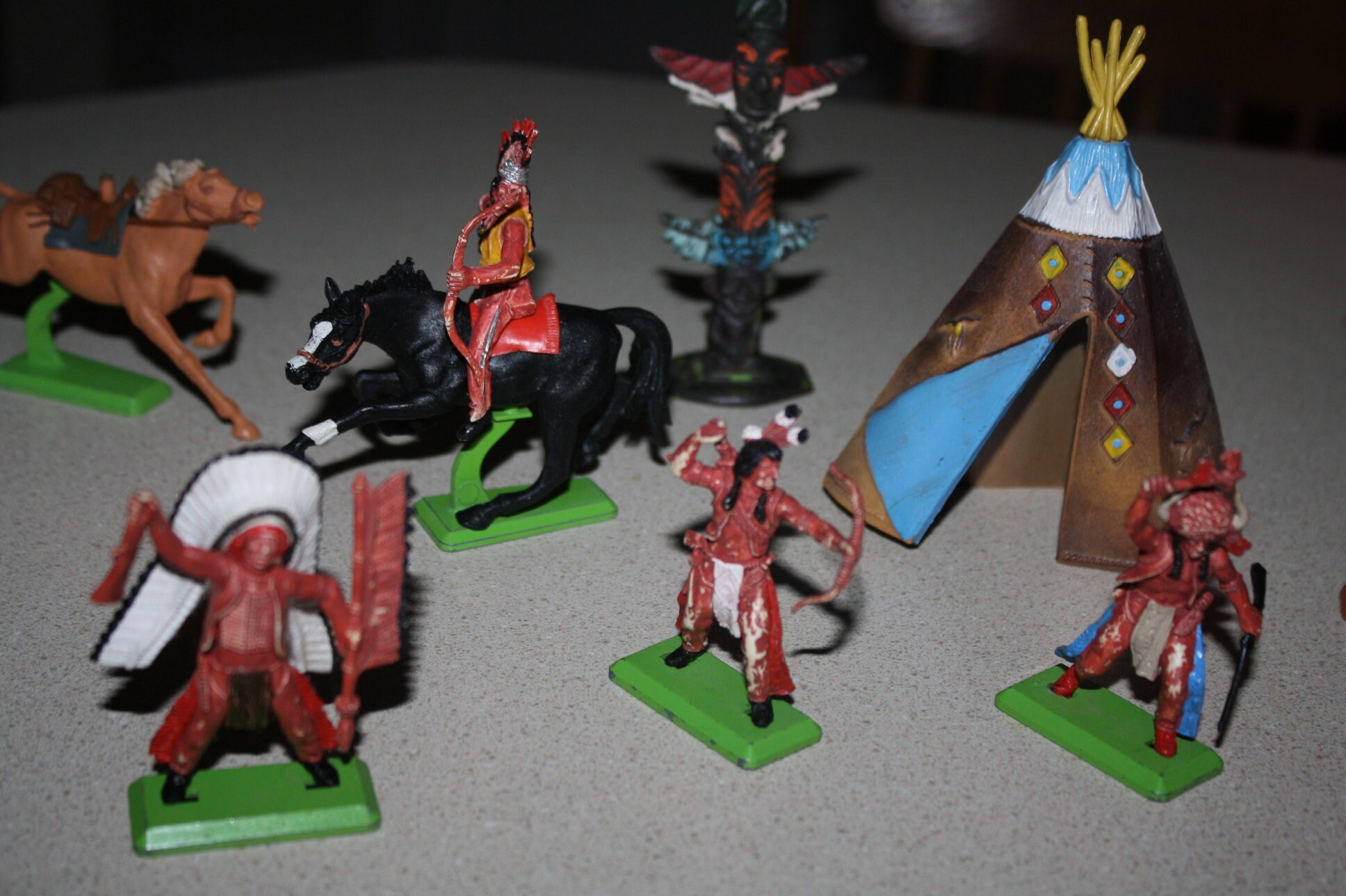 Lot of 30 Vintage Cowboy Indian Figures Britains Ltd Deetail Herald