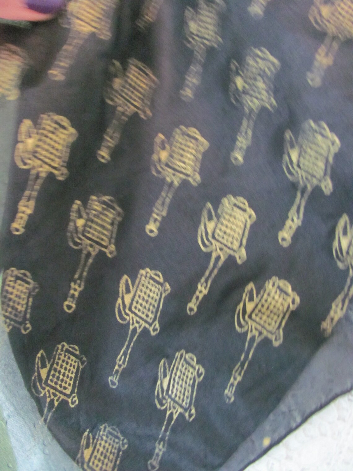 Beautiful Small Antique Gold Painted Silk Scarf // 17" Inch 44cm Square // Vintage Silk Scarves & Handkerchiefs Hankies, foto 2 di 3