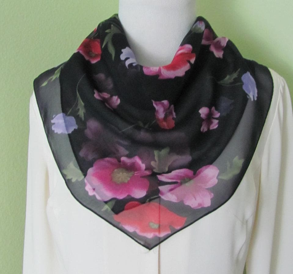 カジュアルコーナー // 美しい黒紫の花柄シルクスカーフ // 21