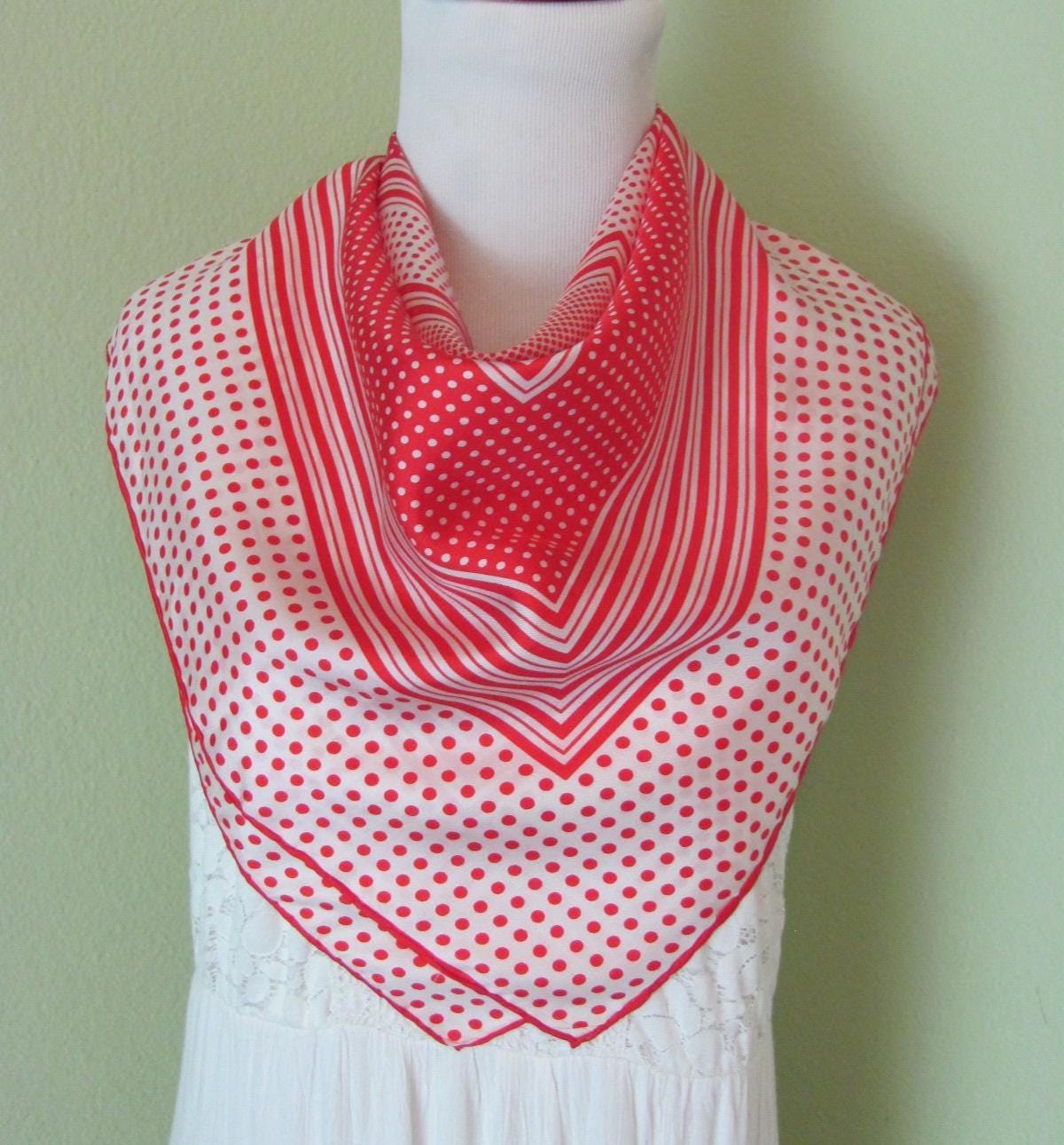 美しい赤と白の水玉模様のヴィンテージシルクスカーフ // 26インチ（66
