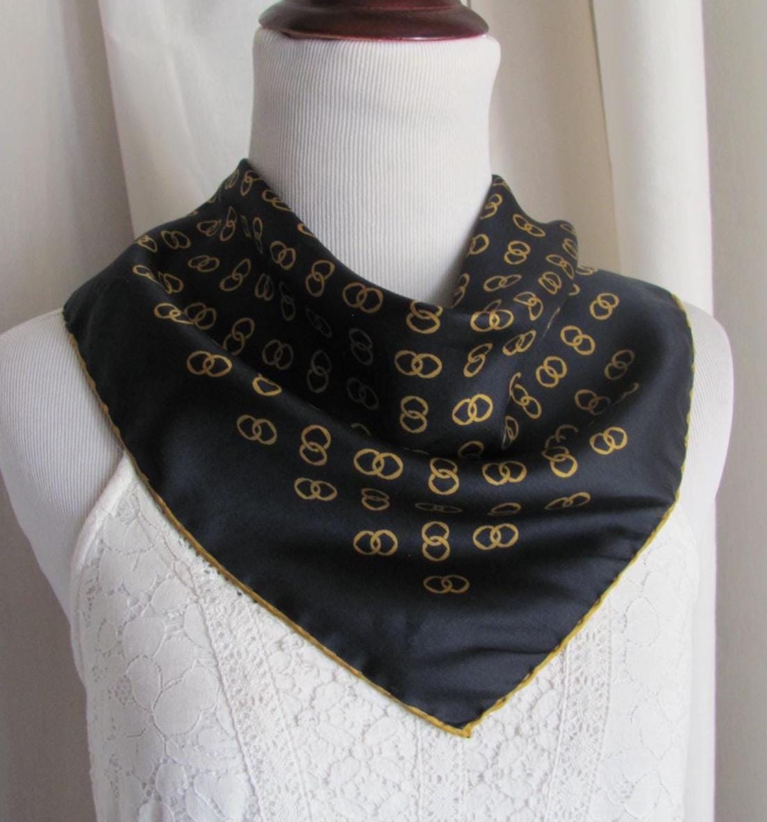 Fabriqué en Italie // Belle petite écharpe de poche en soie or