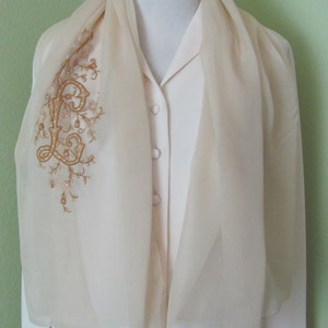 Preciosa bufanda de seda de gasa transparente color beige liso con monograma L // 22&quot; x 44&quot; de largo // Lo mejor de lo mejor