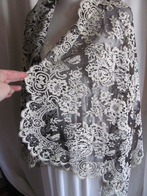 Beautiful Black Net White Floral Lace Mantilla Sc… - image 2