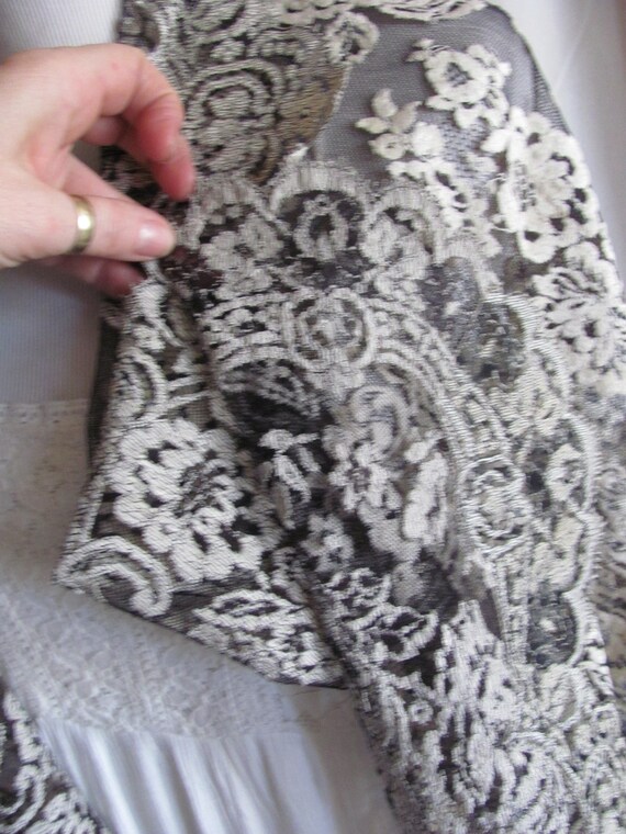 Beautiful Black Net White Floral Lace Mantilla Sc… - image 4