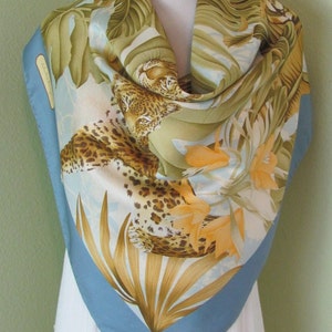 Wau!! Salvatore Ferragamo // Blue Tigers Soft Seidenschal // 92 cm