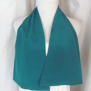 Puede incluir: Top de halter verde azulado hecho de una tela suave y sedosa. El top tiene un escote en V y un ajuste holgado y fluido.