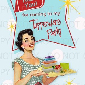 Könnte beinhalten: Eine Retro-Illustration einer Frau, die ein Tablett mit bunten Tupperware-Behältern hält. Der Text "Danke!" und "für deinen Besuch auf meiner Tupperware-Party" ist auf einem blau-weißen Hintergrund.