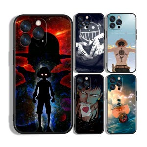 Könnte beinhalten: Eine Sammlung von Handyhüllen mit Illustrationen im Anime-Stil. Die Hüllen zeigen verschiedene Charaktere und Szenen, darunter eine Silhouette vor einem Galaxiehintergrund und andere Designs mit kräftigen Farben und detaillierten Kunstwerken.
