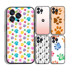 Op de afbeelding: Vijf smartphonehoesjes met verschillende pootafdrukpatronen. Eén hoesje heeft een witte achtergrond met veelkleurige pootafdrukken, een andere is een lichtroze verloop met één poot, één is beige met bruine afdrukken, één is wit met zwarte afdrukken en één heeft aquarel pootafdrukken.