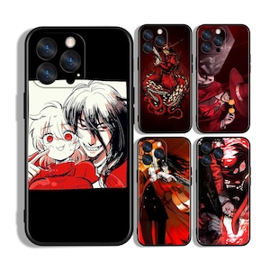 Könnte beinhalten: Schwarze Handyhüllen mit Illustrationen im Anime-Stil. Eine Hülle zeigt ein Schwarz-Weiß-Bild von zwei Charakteren, während andere rote und schwarze Charakterdesigns zeigen. Die Hüllen haben eine glänzende Oberfläche.