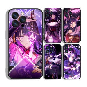 Könnte beinhalten: Eine Auswahl an Handyhüllen mit Illustrationen im Anime-Stil. Die Hüllen zeigen eine Figur mit langen lila Haaren, die ein detailliertes Outfit in Lila-, Rosa- und Weißtönen trägt. Die Designs umfassen dynamische Posen und lebendige Hintergründe mit geometrischen Formen.