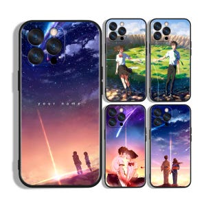 Puede incluir: Un conjunto de fundas para teléfonos con ilustraciones de estilo anime. Las fundas muestran varias escenas con personajes y paisajes, incluyendo un cielo estrellado y el texto "your name."