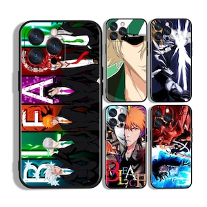 Op de afbeelding: Een verzameling telefoonhoesjes met anime-personages en het woord "BLEACH". De hoesjes tonen kleurrijke illustraties van personages in verschillende poses, met een gedurfd, opvallend ontwerp. De hoesjes zijn zwart met een glanzende afwerking.