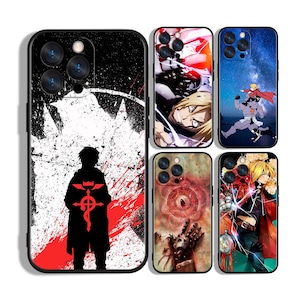 Puede incluir: Una colección de fundas negras para teléfonos con ilustraciones de estilo anime. Los diseños incluyen una silueta con salpicaduras rojas y ilustraciones de personajes. Las fundas tienen un acabado brillante y están diseñadas para un smartphone.