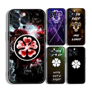 Peut inclure: Plusieurs coques de téléphone avec des motifs variés. L'une présente un emblème de trèfle rouge et blanc sur un fond nuageux noir et rouge. D'autres affichent un crâne, des épées et du texte comme "Push Past My Limit".