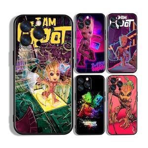 Könnte beinhalten: Eine Auswahl an Handyhüllen mit der Figur Groot aus Guardians of the Galaxy. Die Hüllen zeigen farbenfrohe Designs, darunter der Schriftzug "I AM GROOT" und andere Grafiken.