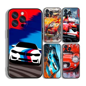 Könnte beinhalten: Eine Sammlung von Smartphone-Hüllen mit Auto-Motiven. Die Hüllen zeigen verschiedene Auto-Illustrationen, darunter ein weißes Auto mit blau-rot-schwarzen Streifen und andere farbenfrohe Autokunst. Die Hüllen haben einen schwarzen Rand und sind für Smartphones konzipiert.