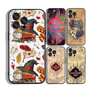 Peut inclure: Plusieurs coques de téléphone avec différents motifs. L'une présente un chapeau de sorcier, une cage et des fioles de potion. D'autres présentent "The Marauders Map" et un design sur le thème de Poudlard. Les coques sont en noir et blanc, marron et rouge.