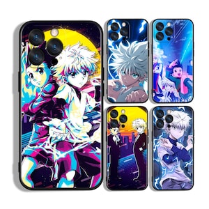 Op de afbeelding: Een verzameling telefoonhoesjes met illustraties in anime-stijl. De hoesjes tonen kleurrijke karakterontwerpen met dynamische poses en levendige achtergronden. De hoesjes hebben een zwarte rand en zijn ontworpen voor verschillende telefoonmodellen.