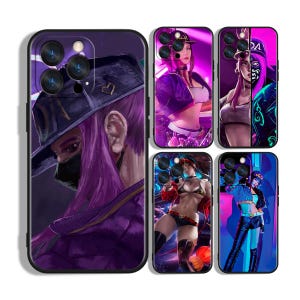 Peut inclure: Plusieurs coques de téléphone avec des illustrations vives de personnages féminins stylisés. Les coques présentent divers motifs, notamment des portraits aux couleurs violettes et roses, et des poses dynamiques. Les coques ont un bord noir.