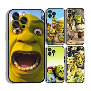 Puede incluir: Una colección de fundas para teléfonos con el personaje animado Shrek. Las fundas muestran varias escenas y primeros planos de Shrek y otros personajes de la película. Las fundas tienen un borde negro y son de material brillante.