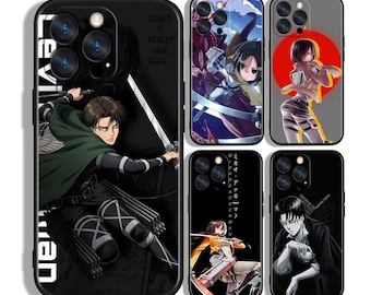 Może przedstawiać: Zestaw czarnych etui na telefony z postaciami z anime. Etui przedstawiają postacie w dynamicznych pozach, z tekstem zawierającym "Levi" i japońskie znaki. Etui mają błyszczące wykończenie i są przeznaczone do smartfonów.