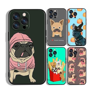 Op de afbeelding: Collectie telefoonhoesjes met Franse Bulldog-ontwerpen. Ontwerpen omvatten een mopshond in een roze hoodie, een cartoon bulldog met de tekst "I love french bulldog", een bulldog met een heksenhoed en een patroon van bulldogs met strikken.