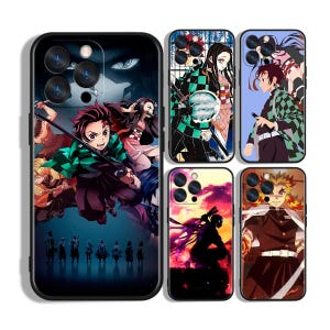 Könnte beinhalten: Eine Auswahl an Handyhüllen mit Anime-Charakteren. Die Hüllen zeigen farbenfrohe Illustrationen von Charakteren in dynamischen Posen vor lebendigen Hintergründen. Die Hüllen sind schwarz mit glänzendem Finish und heben die detaillierten Kunstwerke hervor.