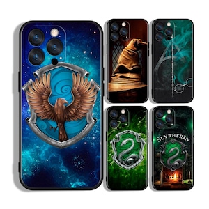 Könnte beinhalten: Eine Sammlung von Handyhüllen mit Designs, die von einem Fantasy-Thema inspiriert sind. Die Hüllen zeigen verschiedene Embleme, darunter einen braunen Adler auf einem blauen Schild, einen sprechenden Hut, einen Zauberstab und eine Brille sowie ein grünes Schlangenemblem. Der Hintergrund ist ein Sternenhimmel.