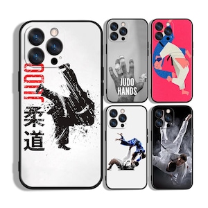 Könnte beinhalten: Eine Sammlung von Handyhüllen mit Judo-Motiven. Die Hüllen zeigen Bilder von Judoka in Aktion, japanische Schriftzeichen und die Worte "JUDO HANDS". Die Hüllen haben einen schwarzen Rand und sind für ein Smartphone konzipiert.