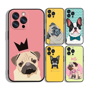 Op de afbeelding: Een verzameling telefoonhoesjes met hondenillustraties. De hoesjes tonen een roze hoesje met een mopshond met een kroon, en verschillende gele en groene hoesjes met verschillende hondenrassen, waaronder mopshonden en Franse bulldogs.