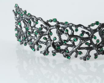 Pulseira de galhos inspirada na natureza com pedras preciosas verdes – Joia de prata orgânica para mulheres, noivas da floresta ou presentes