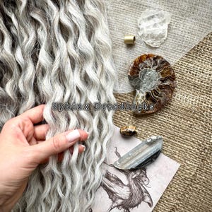 Gift Set Ash Blonde Ombre Crochet Curls, 60 DE Wavy White Dreadlock Extensions, Curly Synthetic go Grey Locks, Personalized Gifts for Her