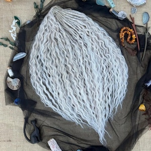 Snabb leverans av dreads, 60 cm vågiga mörka platinablond ombre dreadlock-förlängningar, syntetiska faux locs, DE SE återanvändbart boho festivalhår