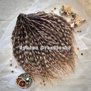 Pronto para envio 60 dreadlocks sintéticos cacheados castanhos quentes DE, extensões de crochê macio castanho ondulado, conjunto de cabeça completa com mechas claras em estoque