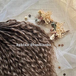 Klaar voor verzending 60 DE Warmbruine krullende synthetische dreadlocks, zachte gehaakte bruine golvende slotverlengingen, volledige hoofdset lichte sloten op voorraad