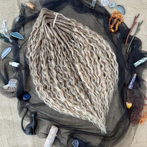 Regalo de rastas, extensiones de crochet rizadas reutilizables de doble punta, DE 24 pulgadas, rastas falsas ombré rubio caramelo personalizadas, cabello bohemio para festivales