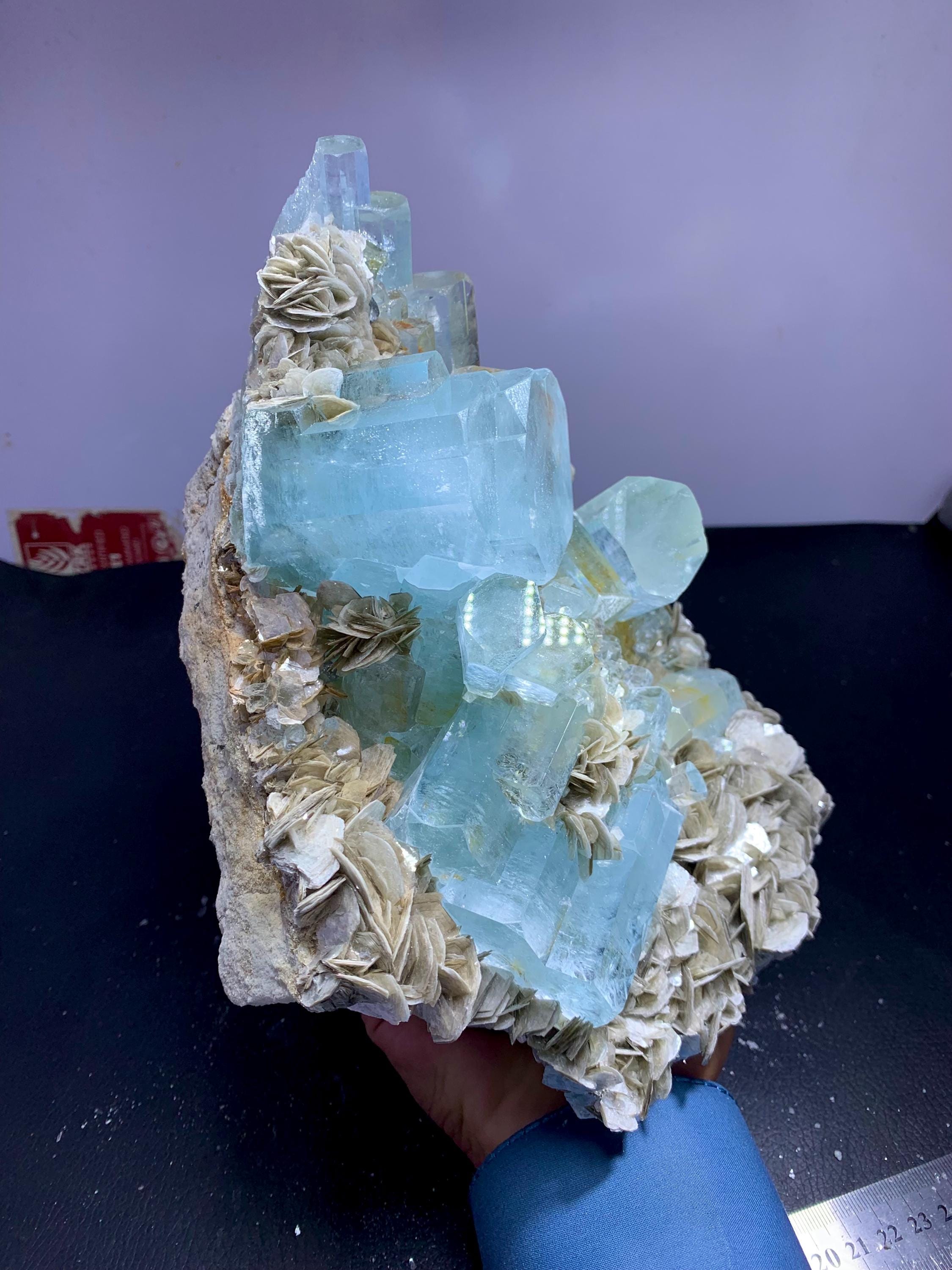 4kg天然スカイブルーアクアマリン結晶クラスターと白雲母の組み合わせ