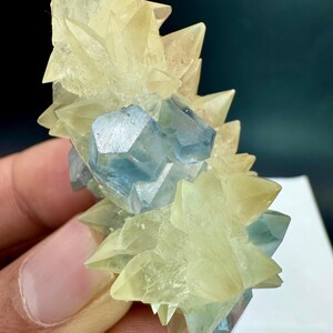 183カラットの天然希少ブルーセレスチンクリスタルクラスターと方解石