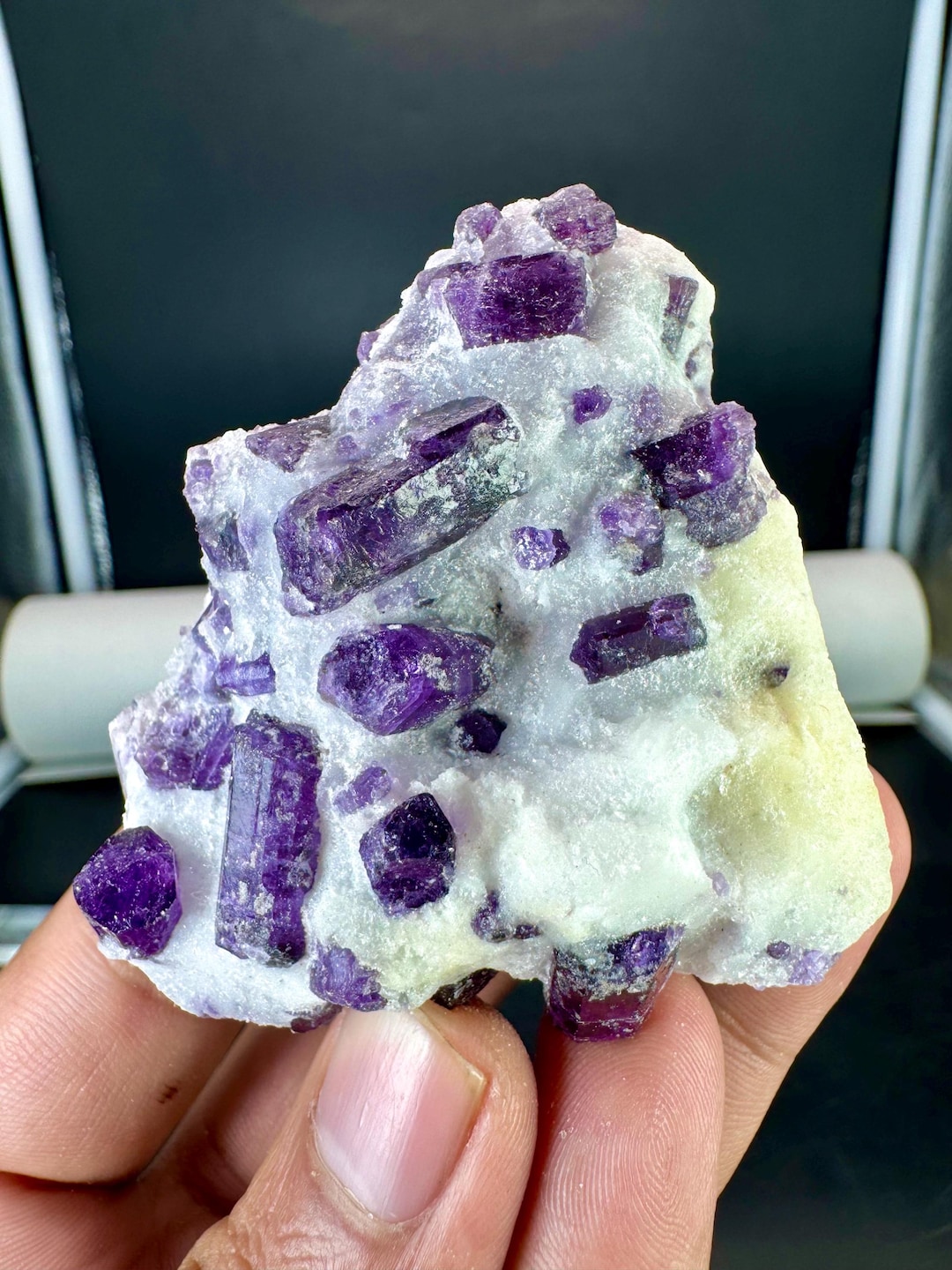 天然パープルスカポライト結晶クラスター、マトリックスコンバイン標本