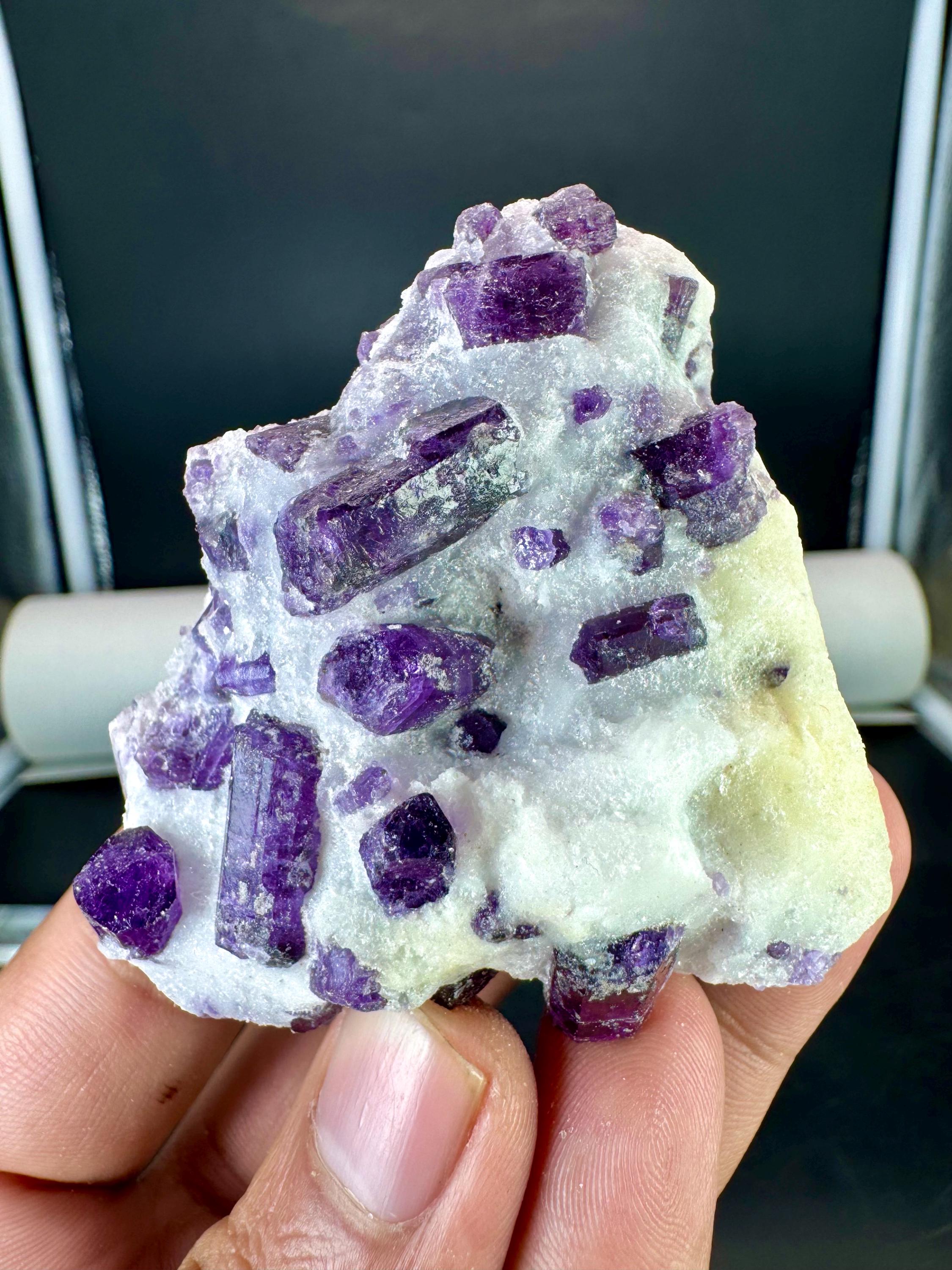 天然パープルスカポライト結晶クラスター、マトリックスコンバイン標本