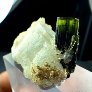 Grön mössa turmalinkristall med albit kombinerad prov 42 karat @ Mineralprover