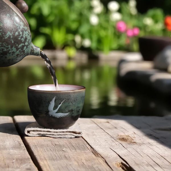 Handgjord tekopp i keramik: Mystisk tranedesign, japansk keramik