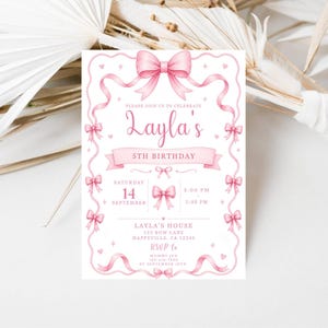 Invitation d'anniversaire Coquette, modèle Canva 5x7 avec nœud rose et deux options de modification
