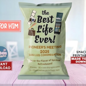 Peut inclure: Un sac à collation vert clair avec le texte "the Best Life Ever!" et "Pioneer's Meeting 2025". Le sac comporte des illustrations d'un appareil photo, de bandes de film, d'un sac à main et d'un téléphone. Les mots "FOR HIM" et "INSTANT DOWNLOAD" sont également visibles.