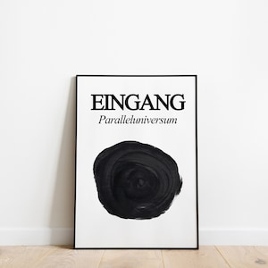 Könnte beinhalten: Schwarz gerahmter Kunstdruck mit dem Wort "EINGANG" über "Paralleluniversum" in schwarzem Text. Ein großes, schwarzes, kreisförmiges Pinselstrich-Design ist unter dem Text auf weißem Hintergrund zentriert. Das Kunstwerk lehnt an einer weißen Wand.